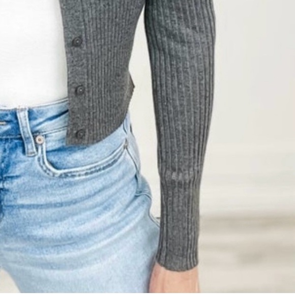 NEW Cropped Cardigan V-Neck Button Down Slim Women Top L Gray - Picture 2 of 5